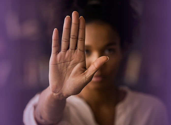 Mulher fazendo o sinal de pare